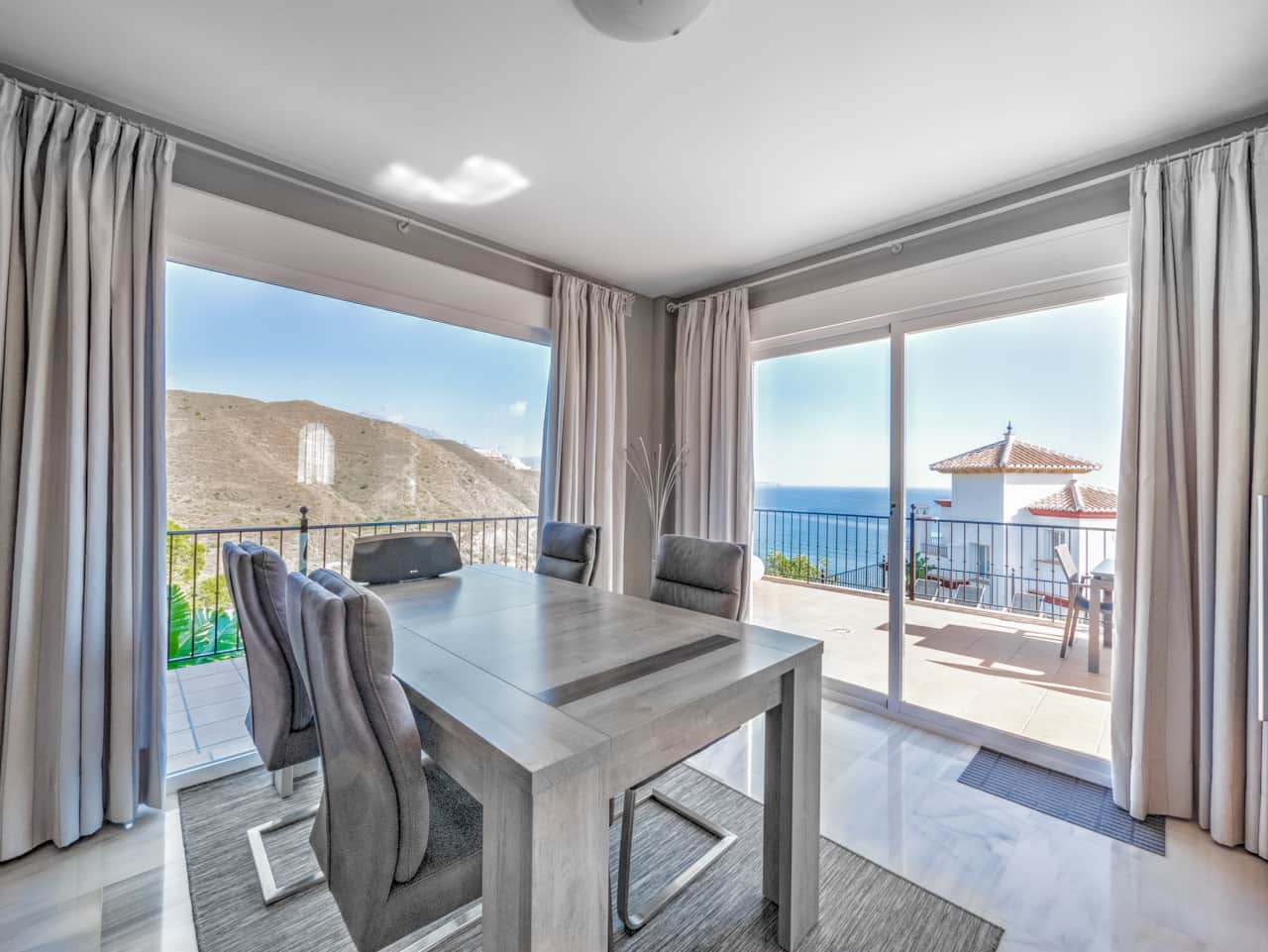 La mesa de la cocina con impresionantes vistas.