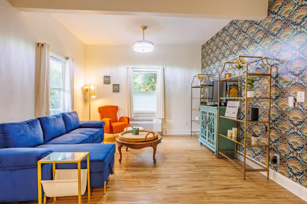 Living room also has a ceiling fan inside the upper light fixture (the fan blades come out when turned on, called a "fandelier"). Living room also has a ceiling fan inside the upper light fixture (the fan blades come out when turned on, called a "fandelier").