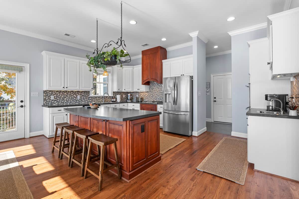 Kitchen & Dining