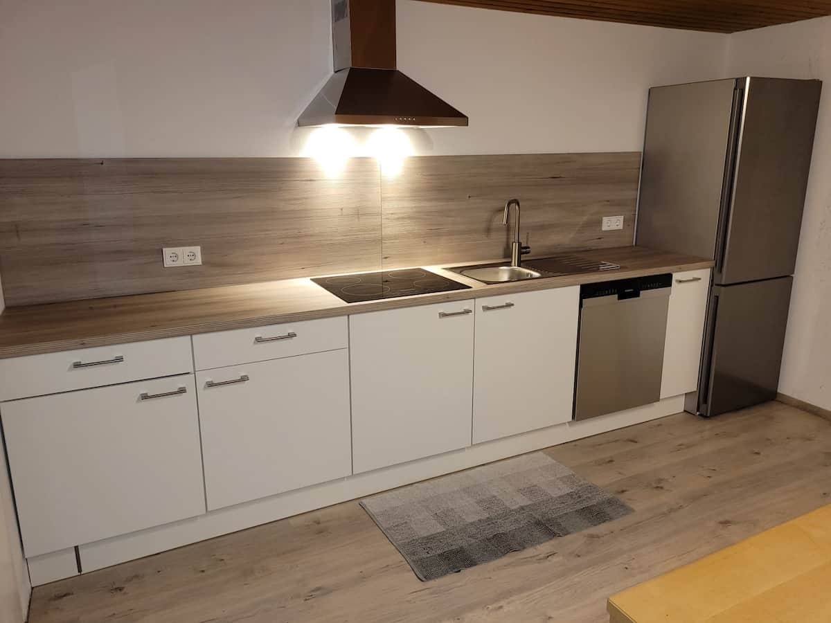 Vollausgestattete Küche mit Spülmaschine und Kühlschrank