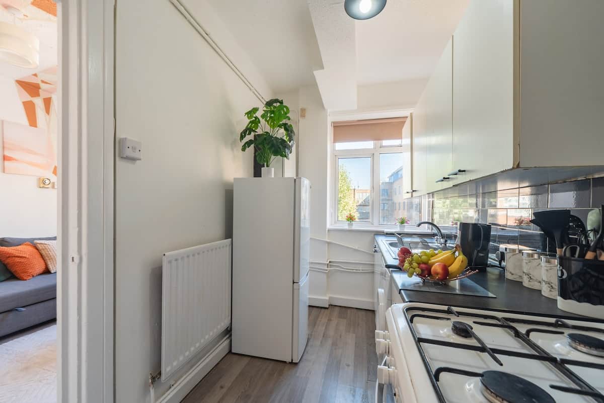 Fully equipped kitchen: oven, microwave, fridge freezer, toaster, coffee maker & washing machine.