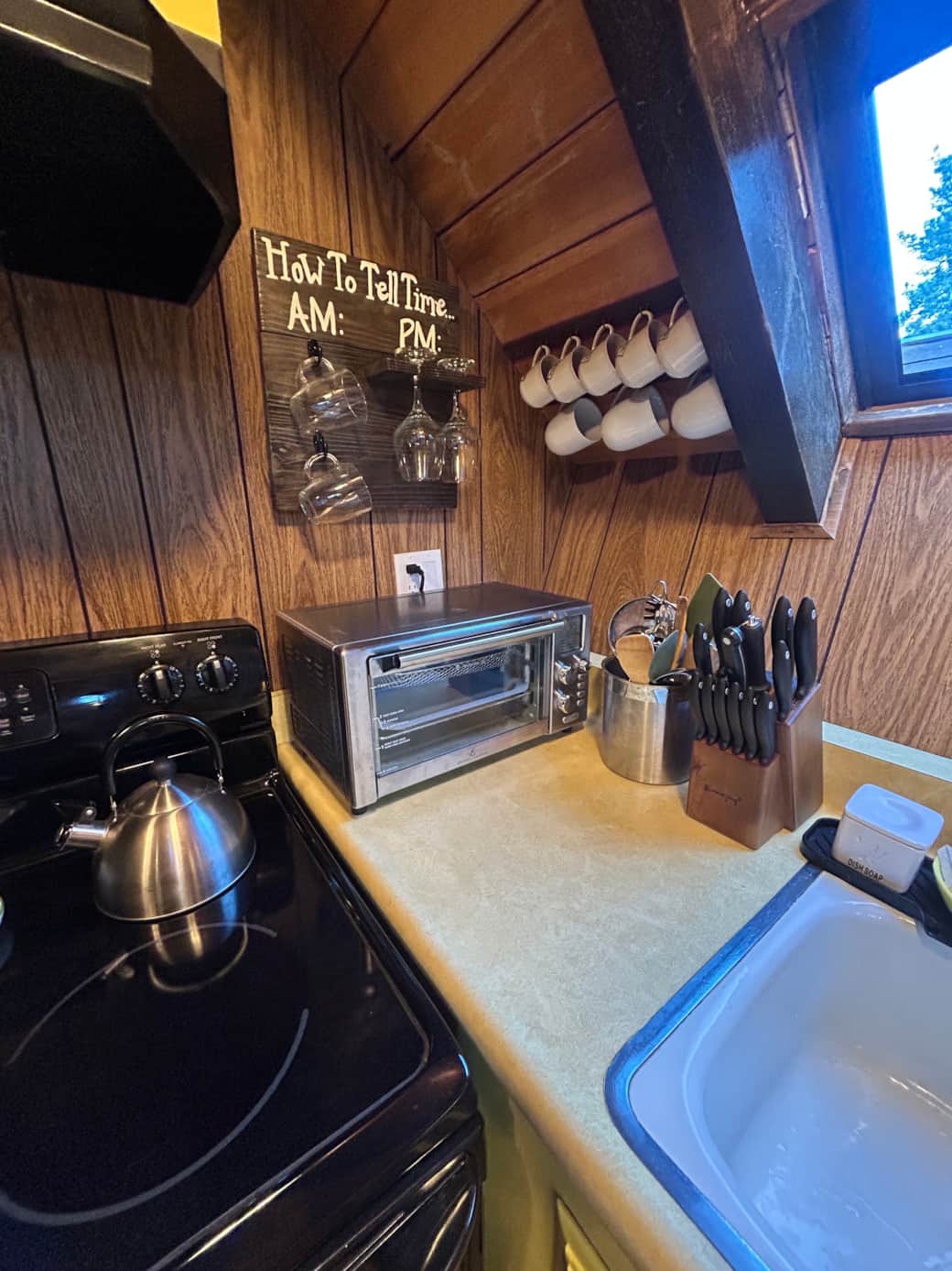 No functioning clocks. This is how we tell time. Large toaster oven & air fryer. No functioning clocks. This is how we tell time. Large toaster oven & air fryer.