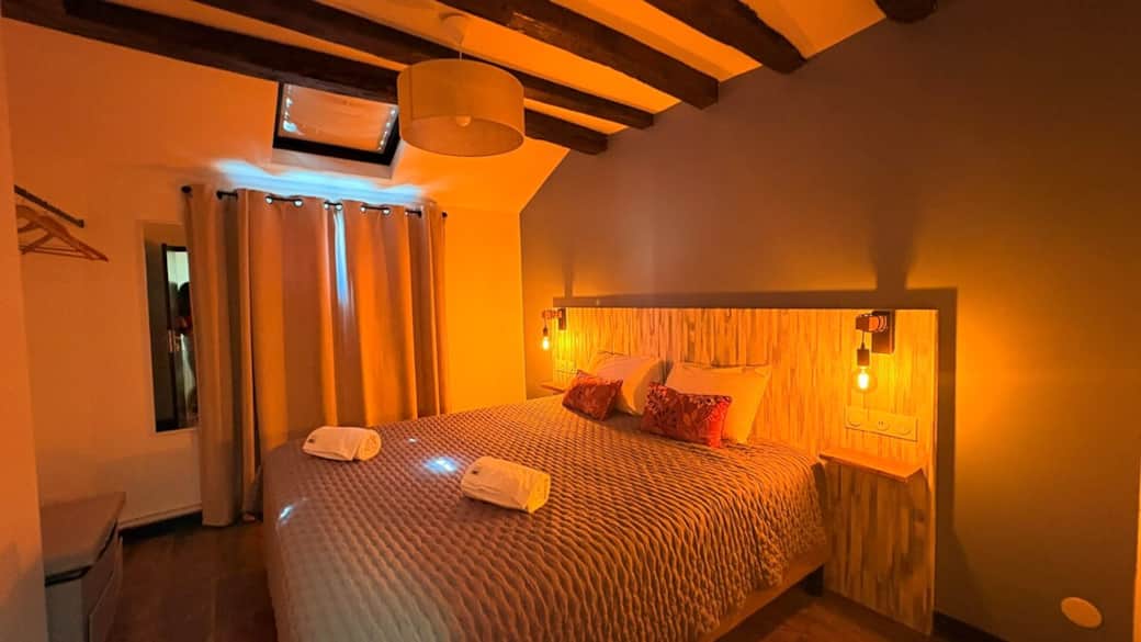 Profitez d'une nuit paisible dans cette seconde chambre avec une literie de qualité. Serviettes et linge de lit de qualité vous attendent, ainsi qu’un dressing ouvert. Profitez d'une nuit paisible dans cette seconde chambre avec une literie de qualité. Serviettes et linge de lit de qualité vous attendent, ainsi qu’un dressing ouvert.