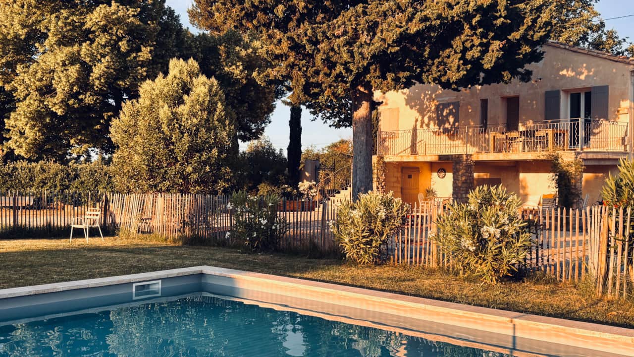 Maison poumo provence terrain de padel pive piscine