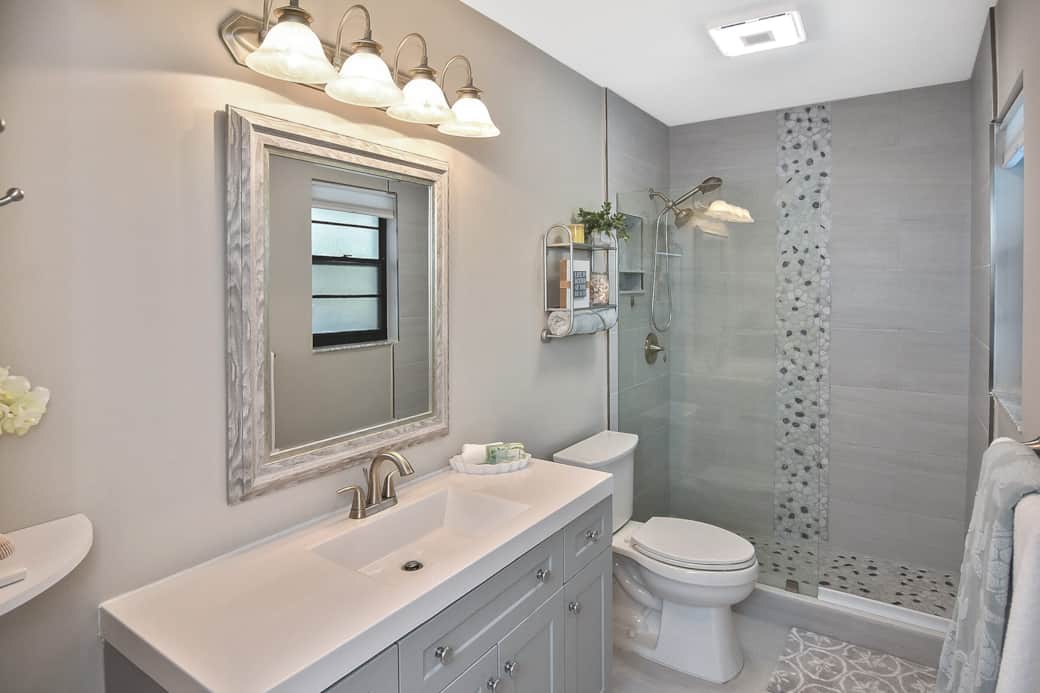 SW Cape - Family bathroom with pool access