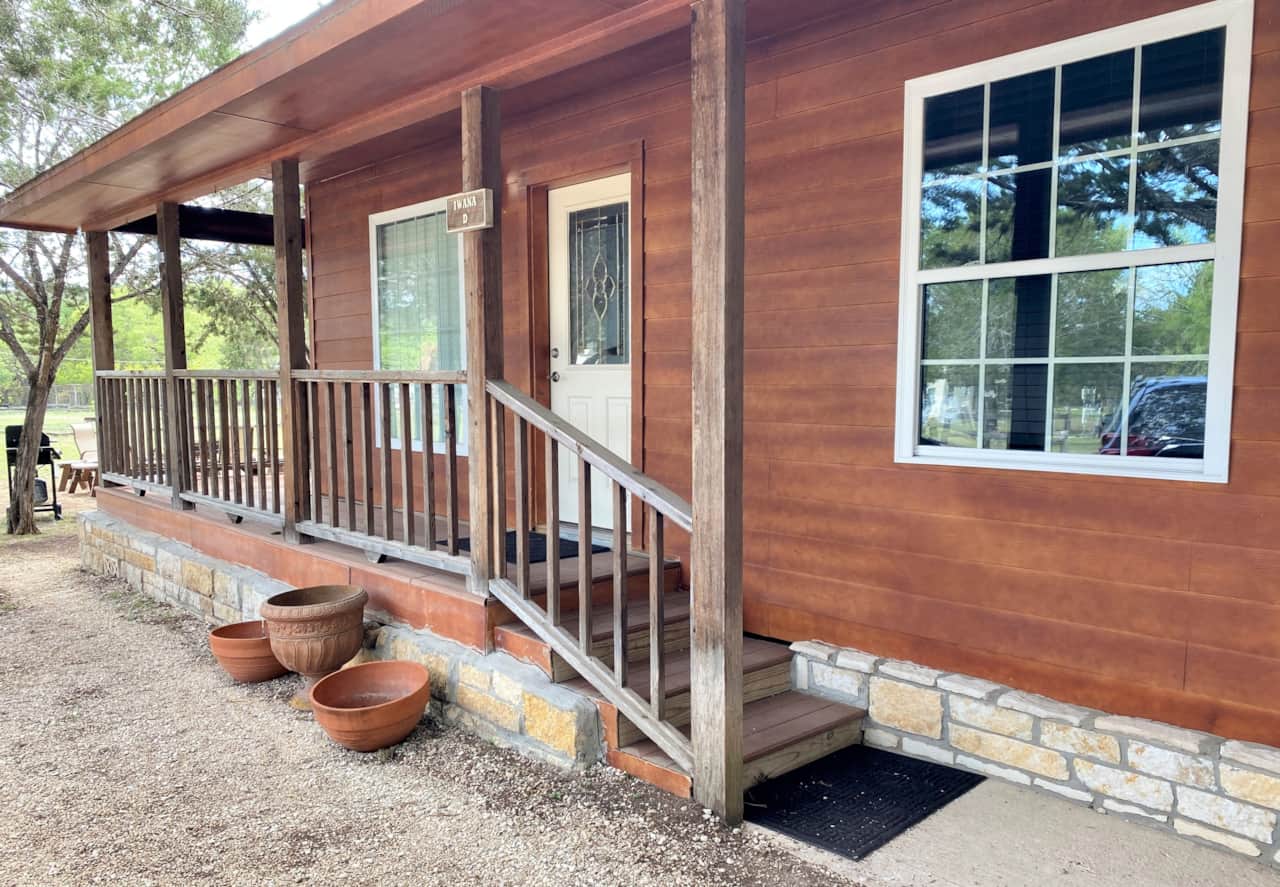 Secluded 3/2 Unit - Two-Sided Porch
