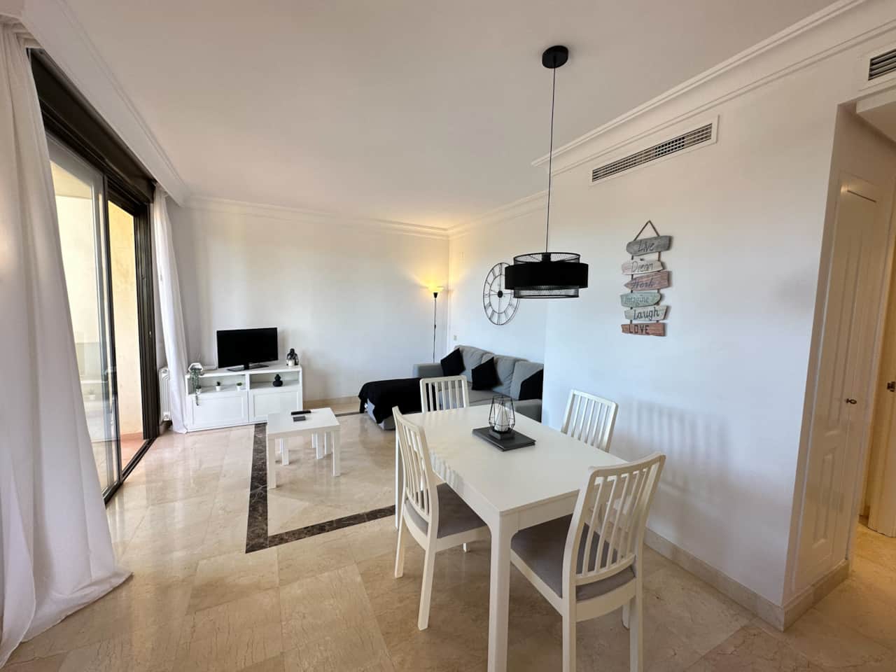 Mesa de comedor y sala de estar