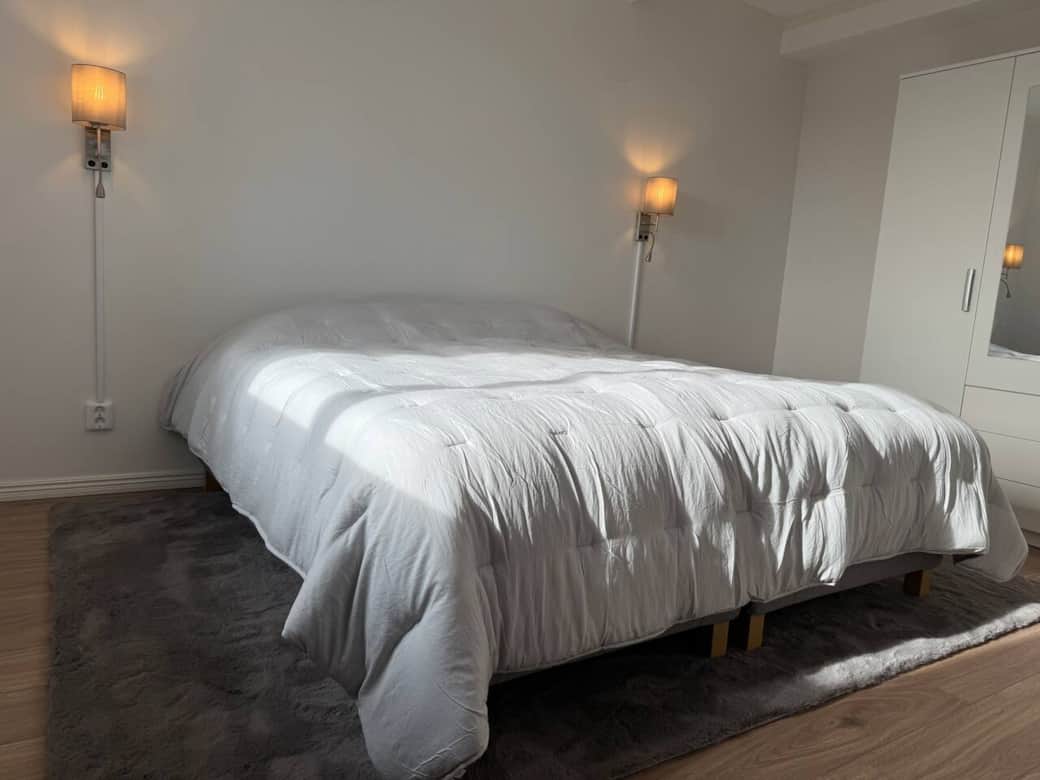 Sovrum med dubbelsäng – extra sovplatser finns i bäddsoffa i vardagsrummet. Sovrum med dubbelsäng – extra sovplatser finns i bäddsoffa i vardagsrummet.