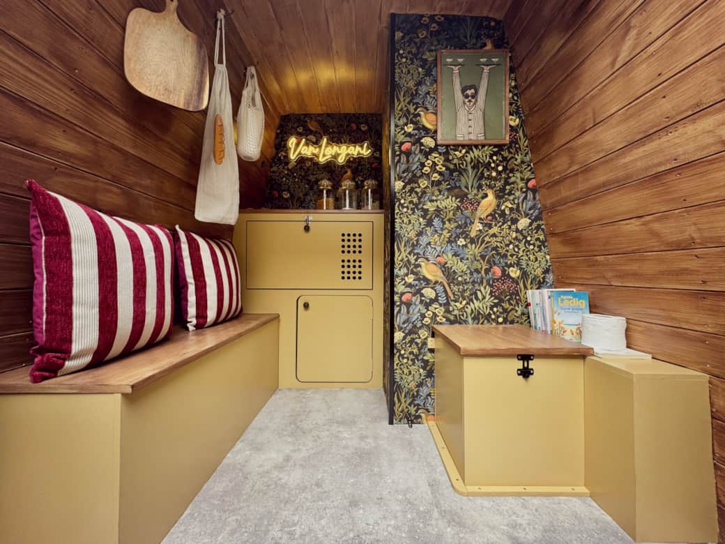 Un aménagement pensé pour le confort : frigo-congélateur, toilettes et banc de rangement intégré