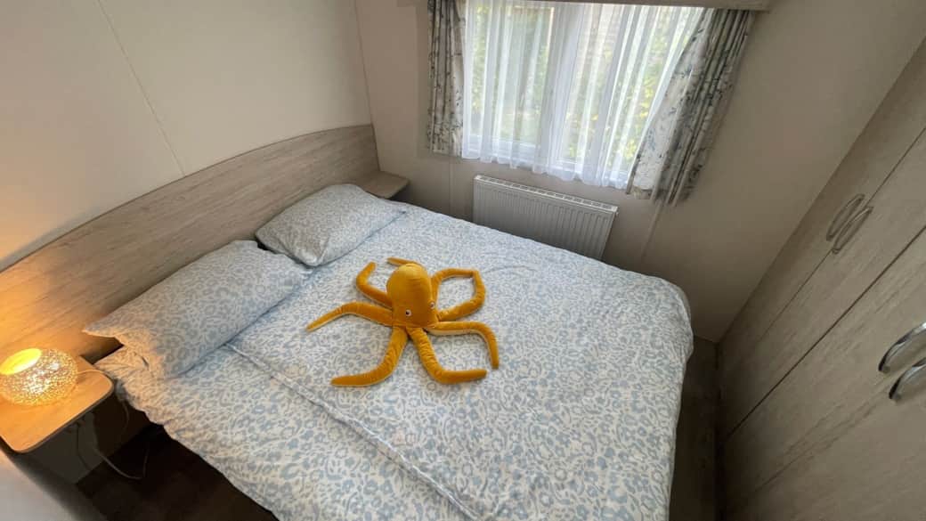 Schlafzimmer mit Doppelbett 