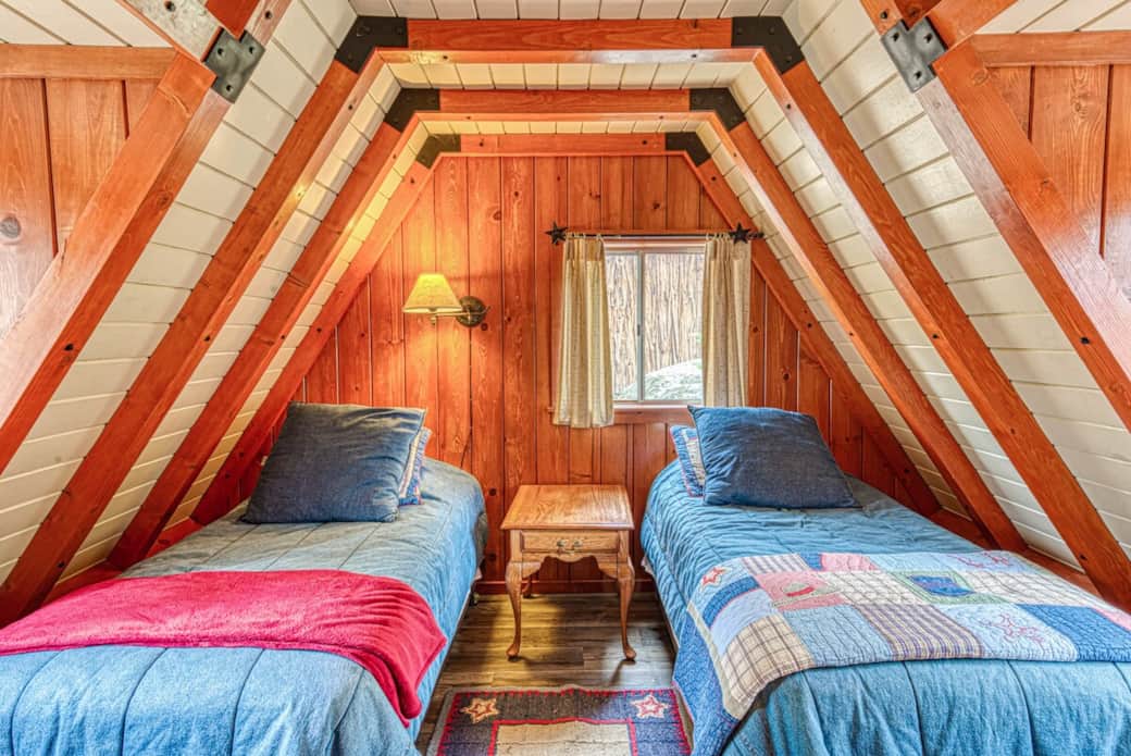 Bedroom 4, 2 Twin Beds, Dresser, 3 Windows