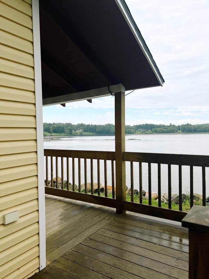 Balcon et porte vitrée avec vue sur la mer
