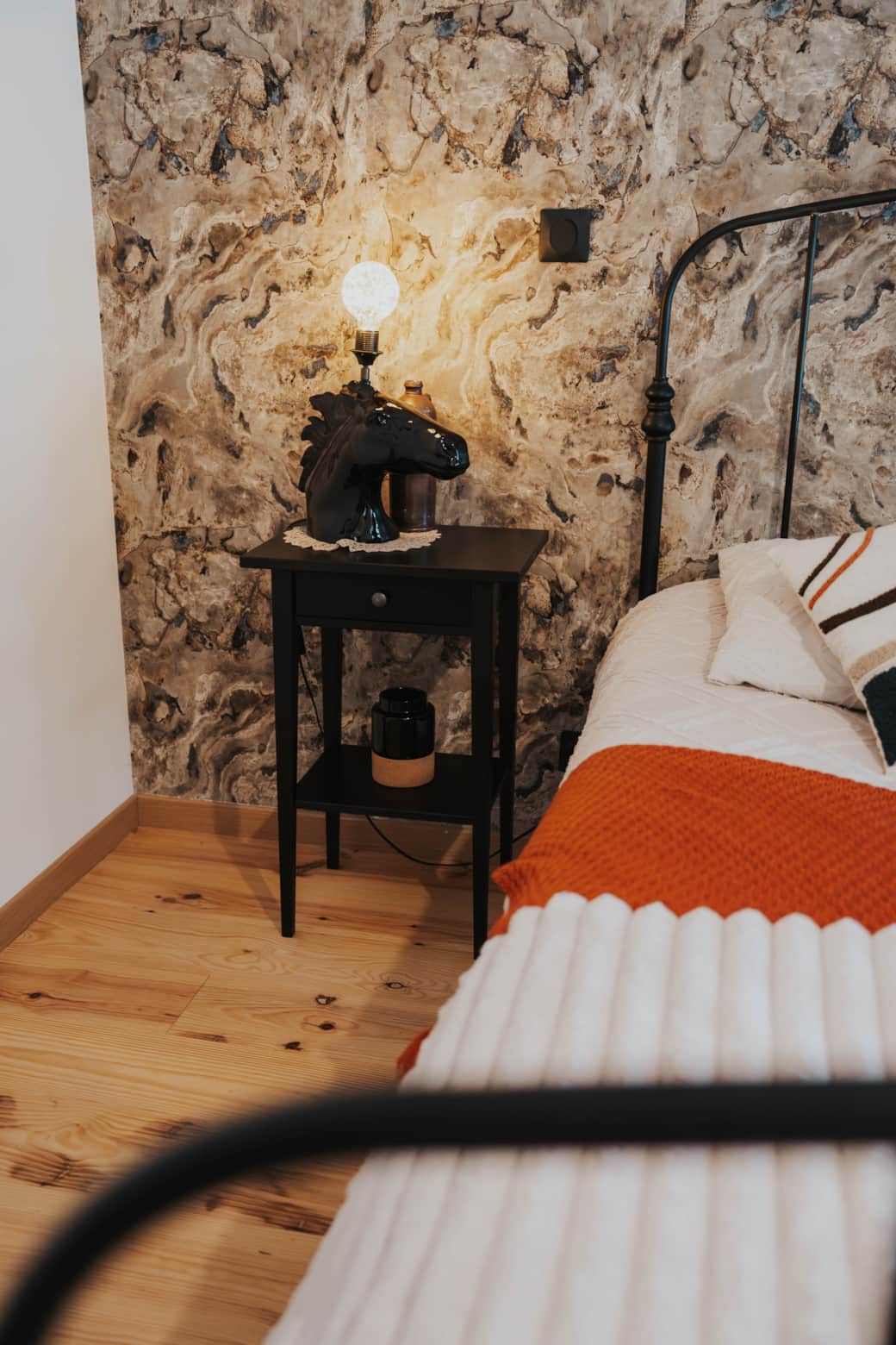 TABLE DE CHEVET TABLE DE CHEVET