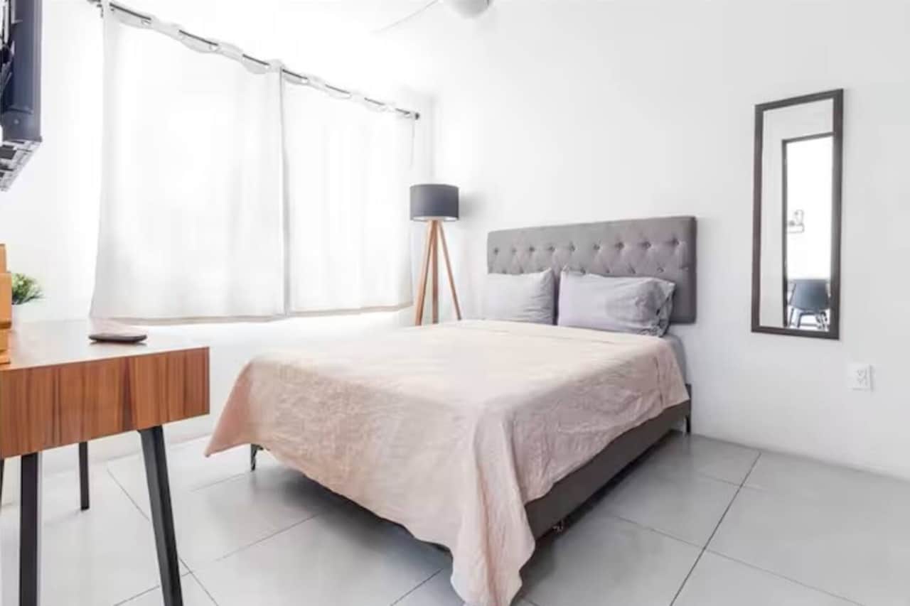 Amplia recámara principal con cama Queen Size para dos personas. con ropa de cama nueva y premium, Smart TV disponible y ventilador de techo, cortinas y mosquiteros. Espacio de closet para ropa con ganchos disponibles. 