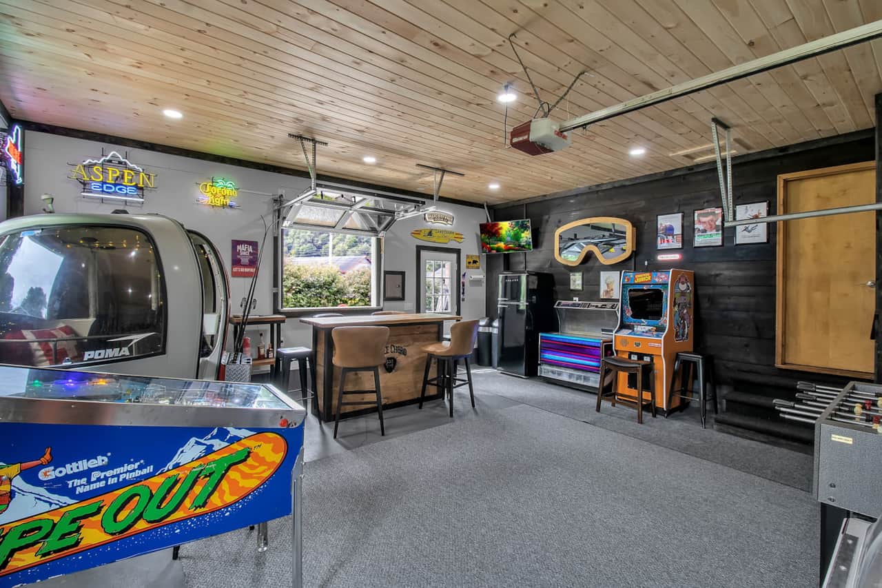 Arcade and bar room with vintage games, jukebox, bubble hockey, foosball, pinball and apres vibes.