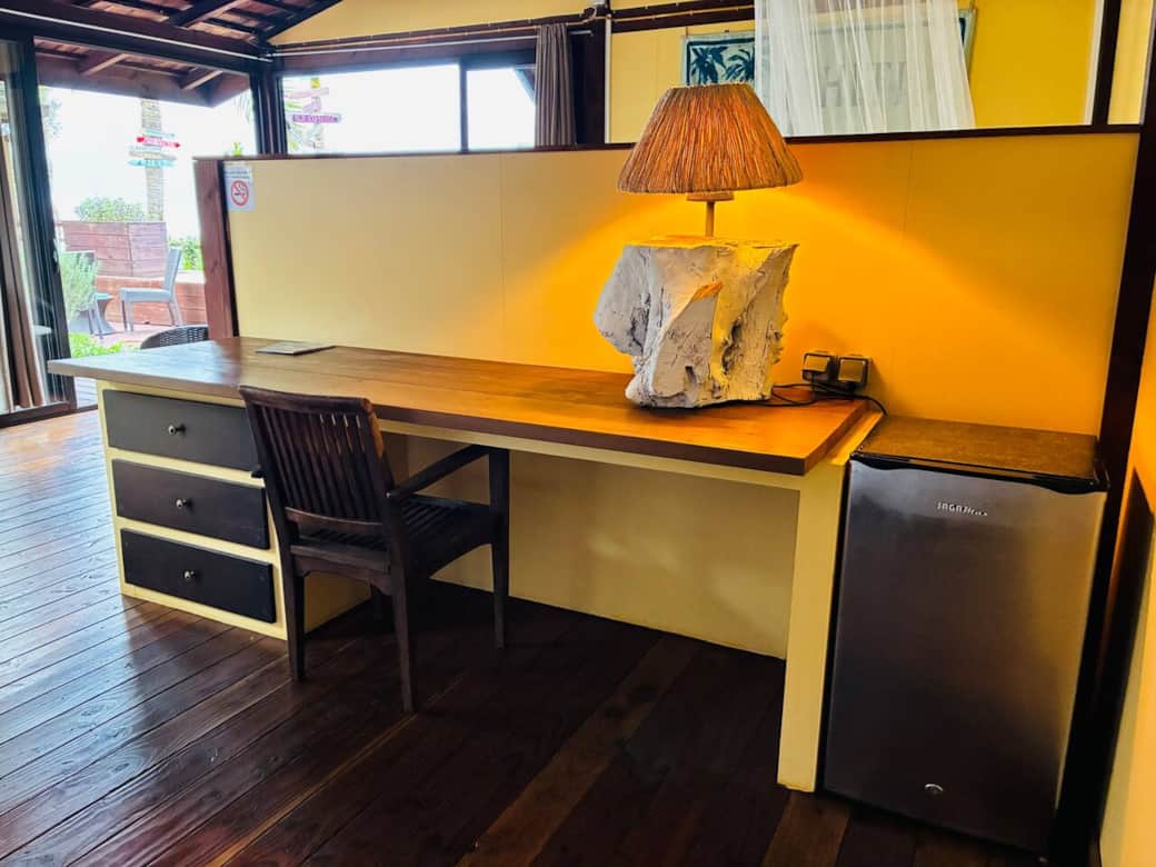 bureau et réfrigérateur 