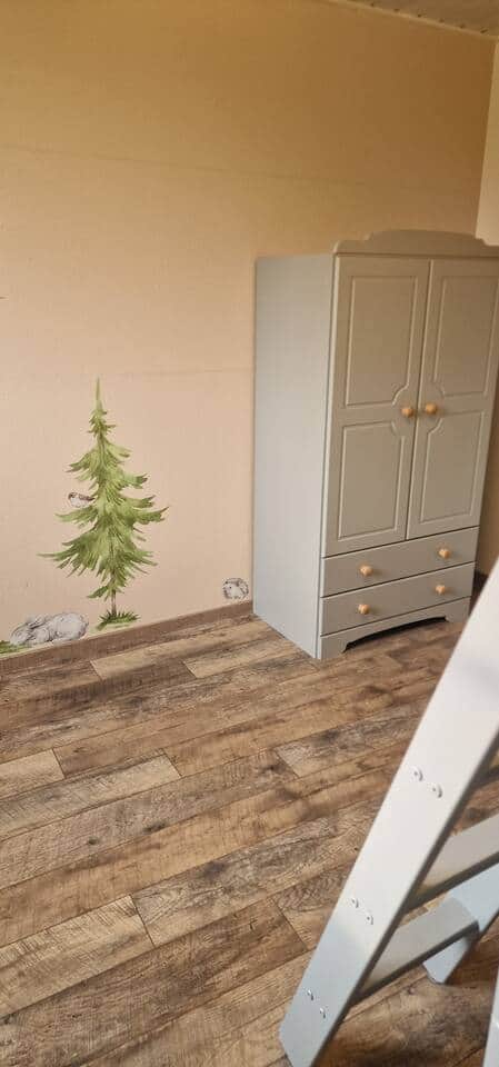 Kinderzimmer mit Schrank in der Ferienwohnung Beckenhölzle Kinderzimmer mit Schrank in der Ferienwohnung Beckenhölzle