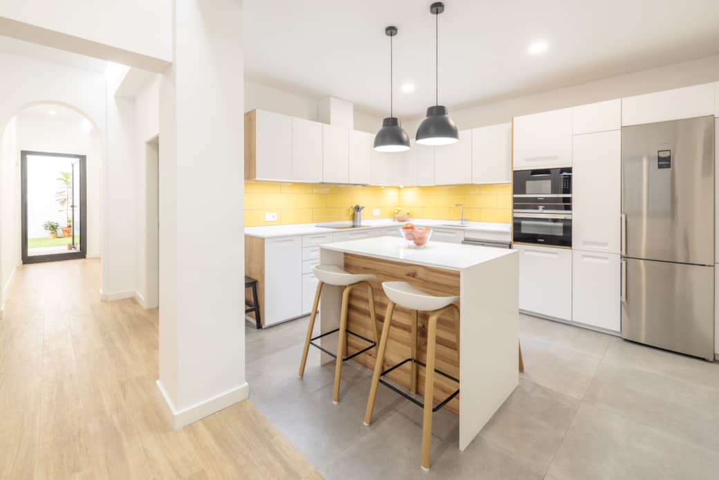 Cocina y pasillo