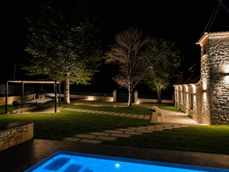La Bastide du Causse — Le jardin, la pergola et la piscine le soir