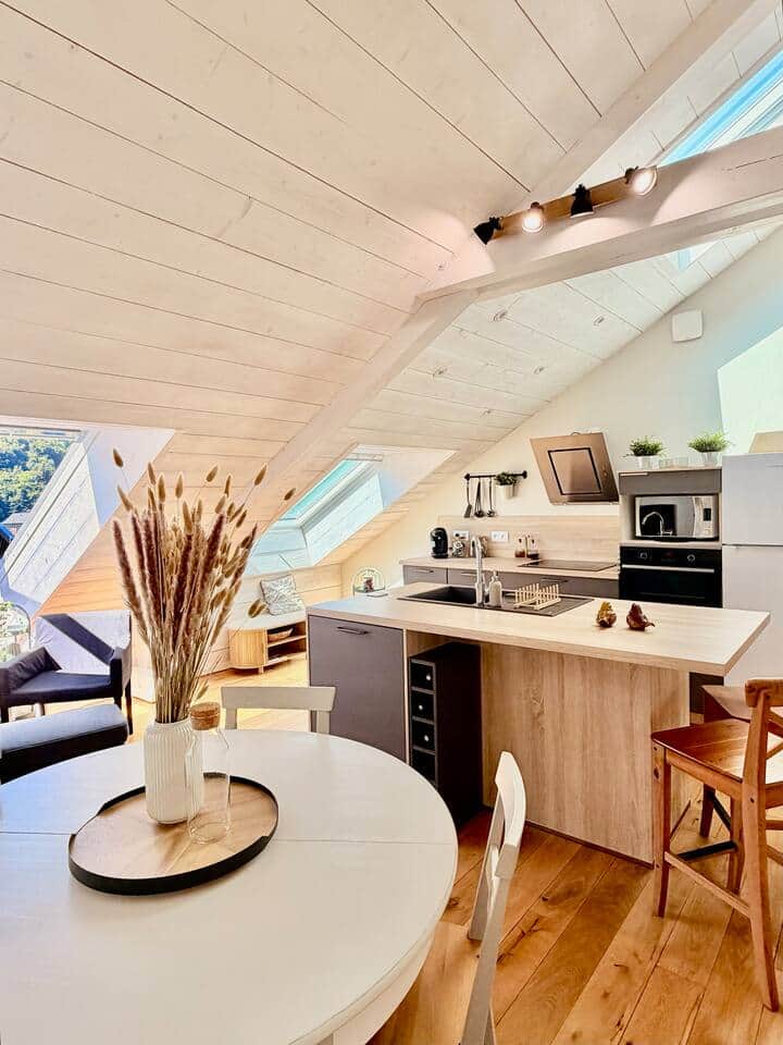 Espace repas avec table à manger pour savourer des plats réconfortants après une journée au ski à la station du Mont-Dore.