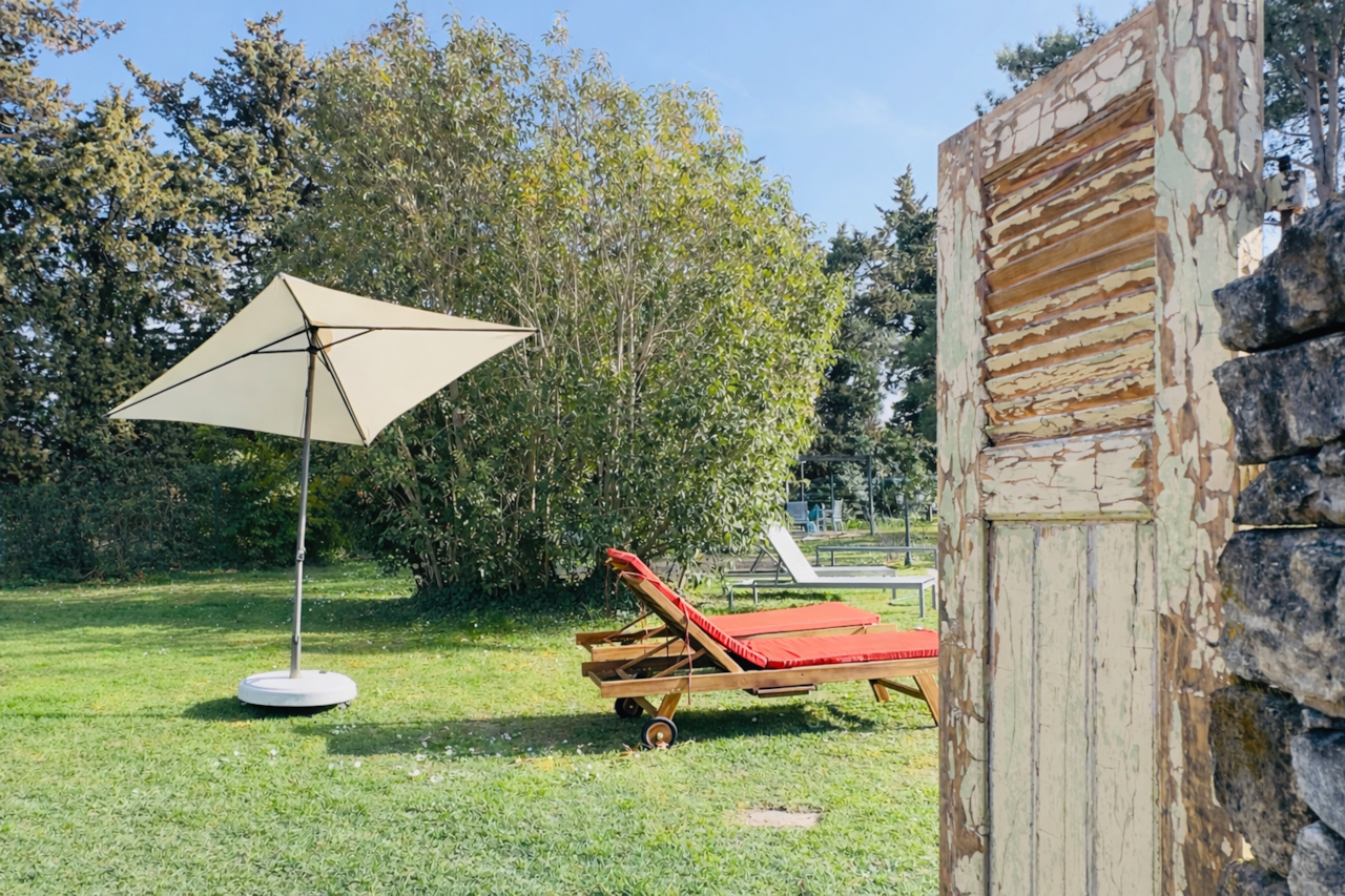 Terrasse grande famille ombre vue piscine plein pied parc jardin