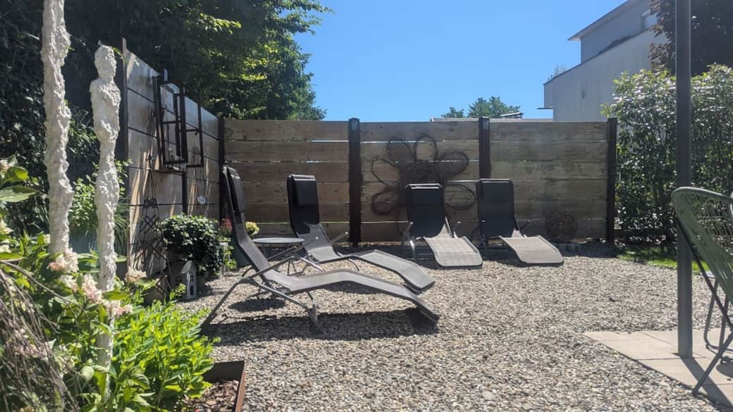 Ferienhaus mit gemütlichem Liegebereich und modernem Gartenambiente