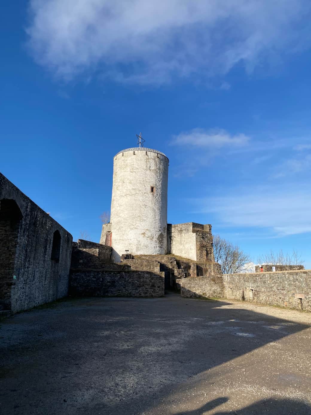 Der Bergfried mit Eifelblick auf 470 Metern Höhe