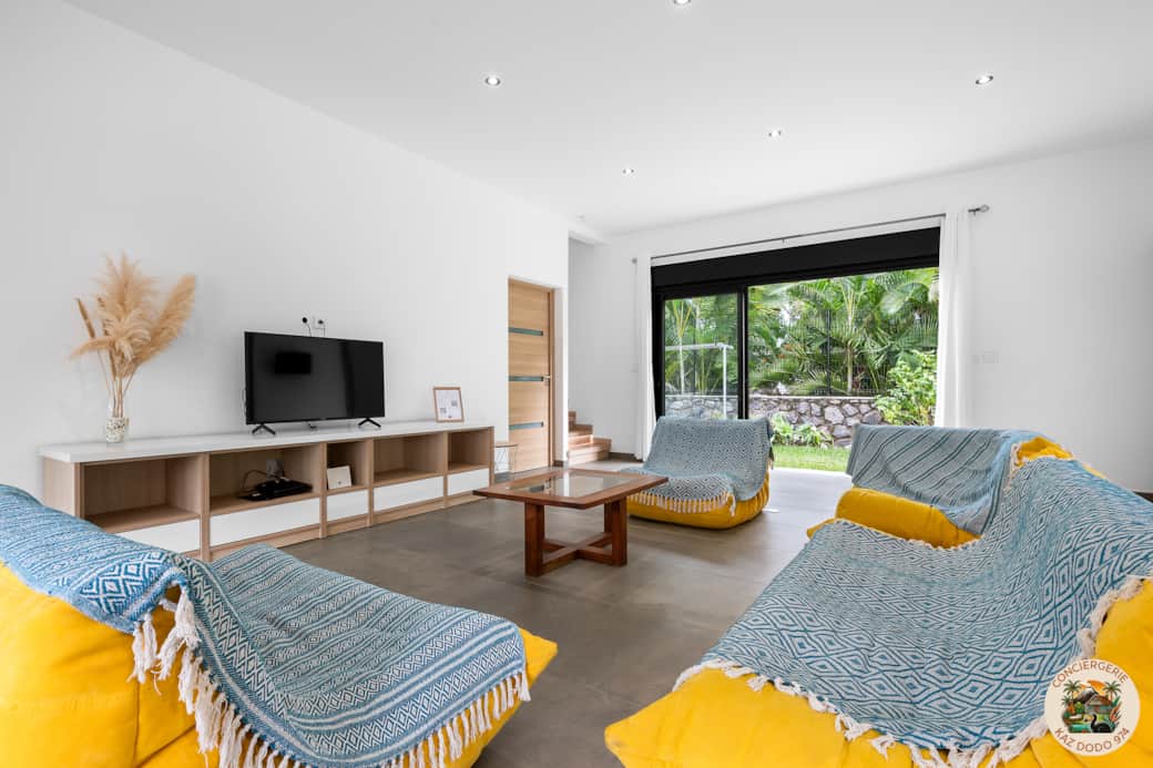 Magnifique pièce de vie lumineuse avec cuisine moderne entièrement équipée et grand espace