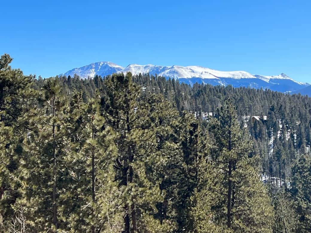 Pikes Peak views from the large deck!

Bring your Atv's or UTV's and ride all day right from the cabin..... private and plenty of parking for trailers!