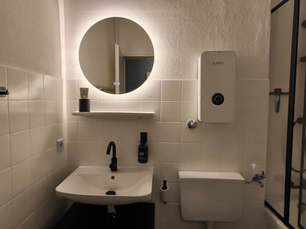 Badezimmer mit beheizbarem Spiegel und Badewanne