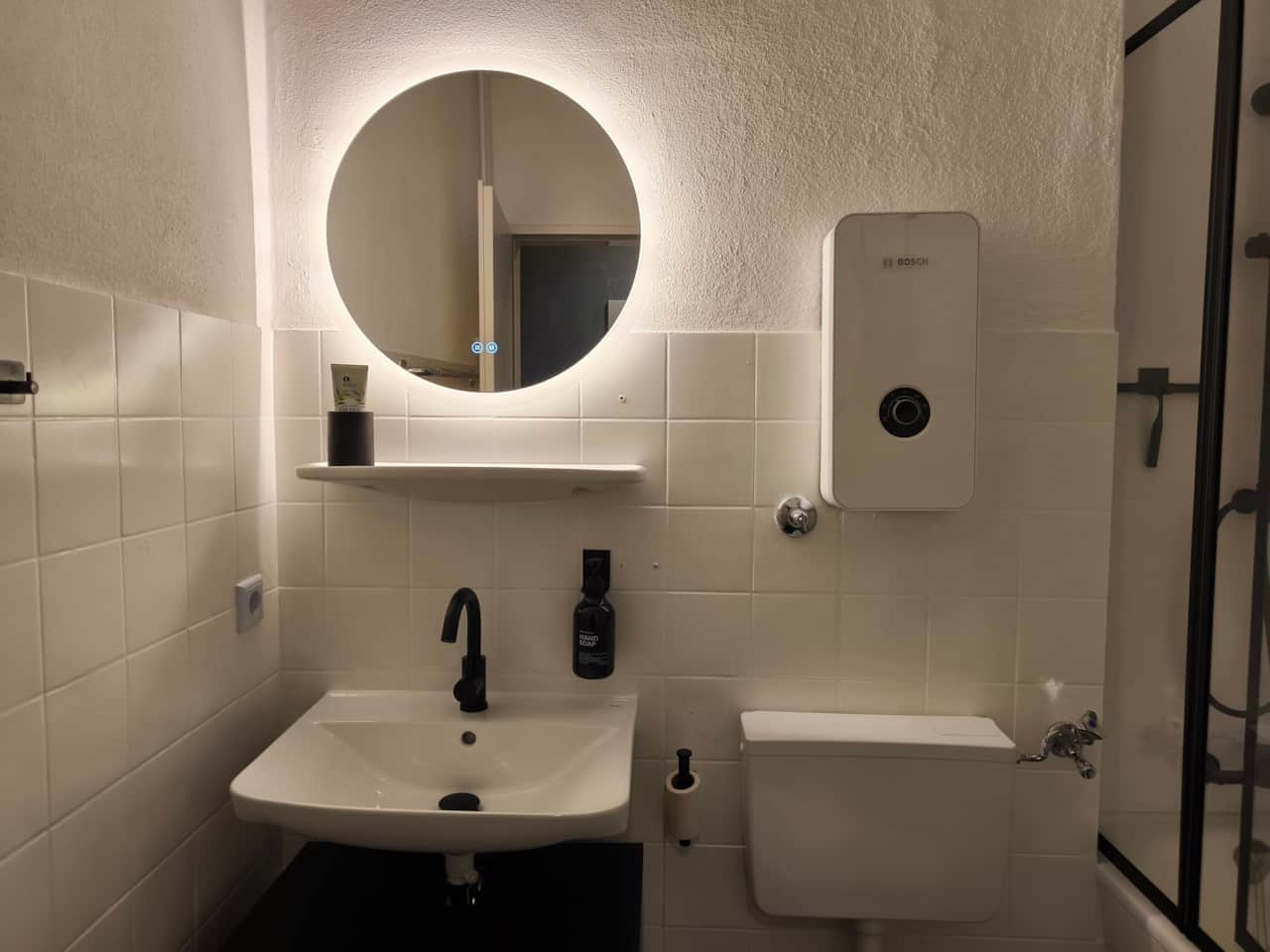 Badezimmer mit beheizbarem Spiegel und Badewanne