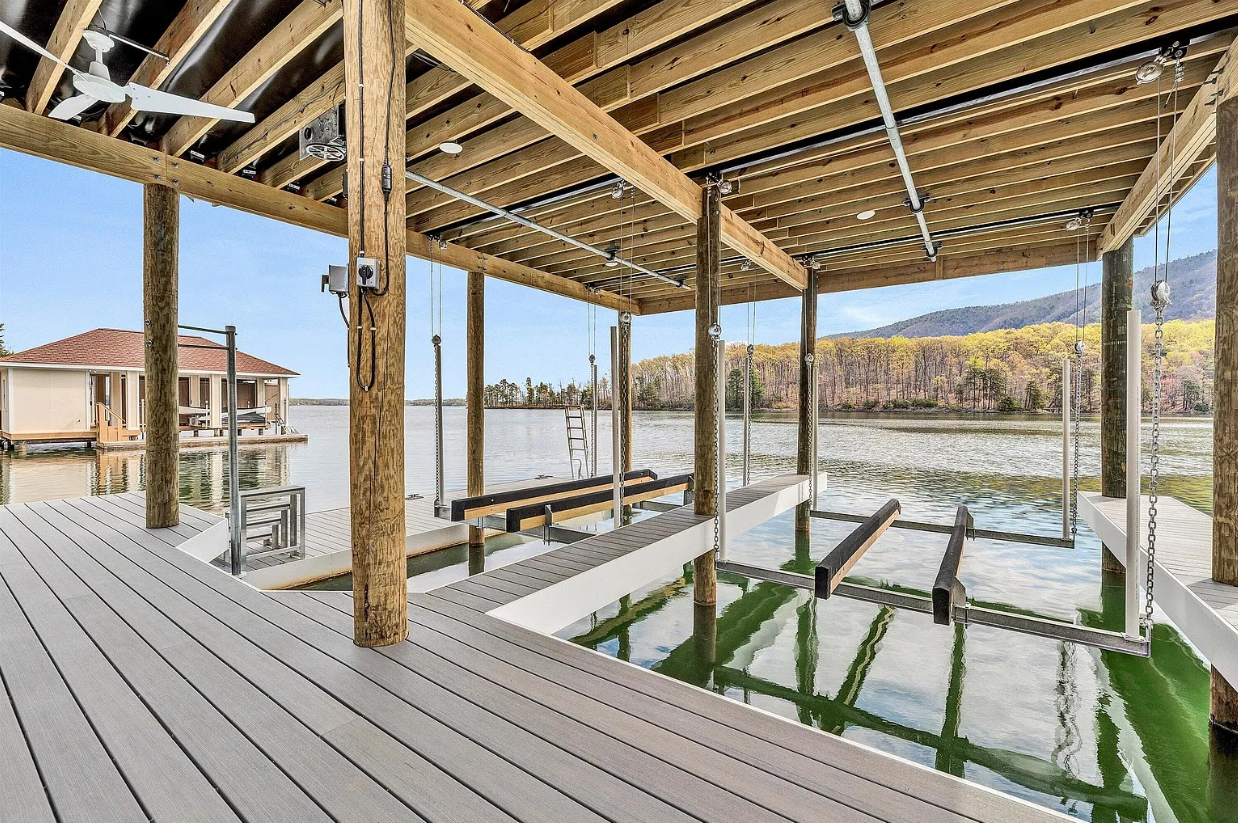 DOCK (MODEL SHOWN DIFFERENT LOCATION)