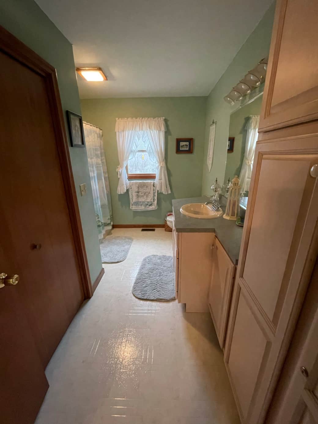 Full bath 1 (attached to Bedroom 1)