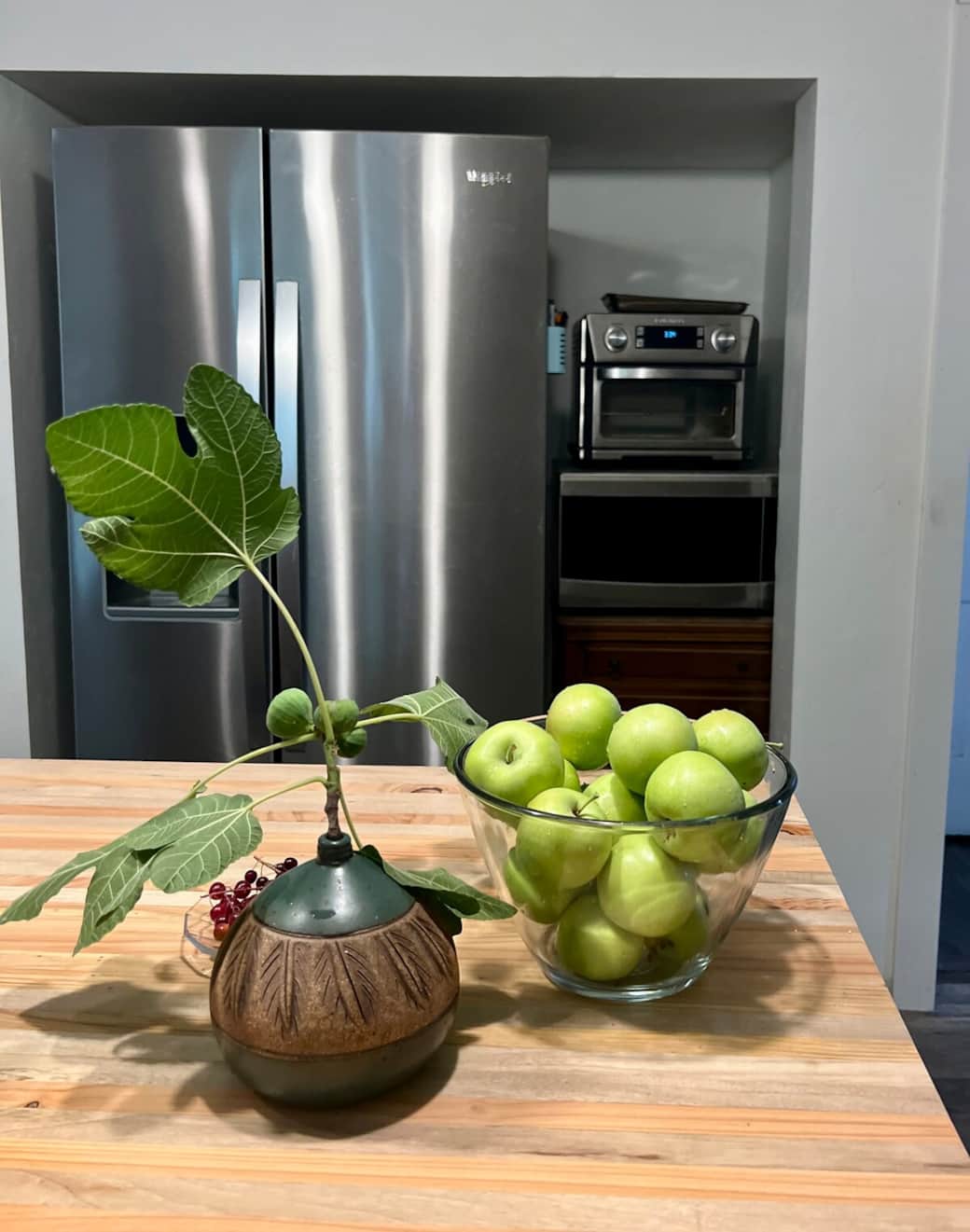 Full-size fridge and freezer with filtered water and ice. But with Dunsmuir’s slogan—“The Best Water on Earth”—you might prefer it straight from the tap. Fresh spring water from Mt. Shasta flows into the house—crisp, clean, and unforgettable.