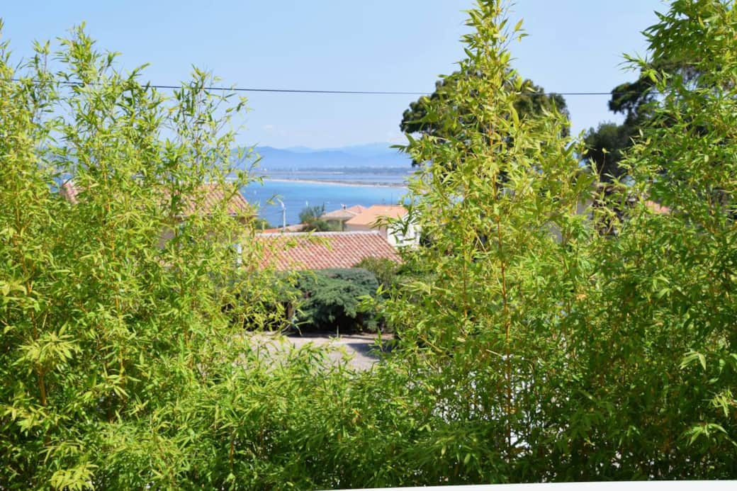 Vue directe de la plage de l'Almanarre avis aux baigneurs et kiteurs
