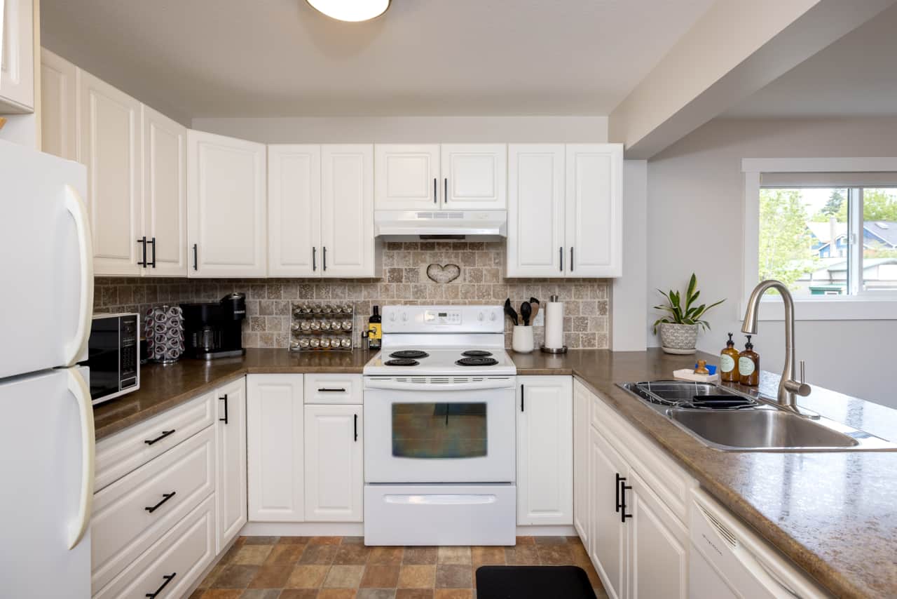 Suite E Full Kitchen with Dishwasher