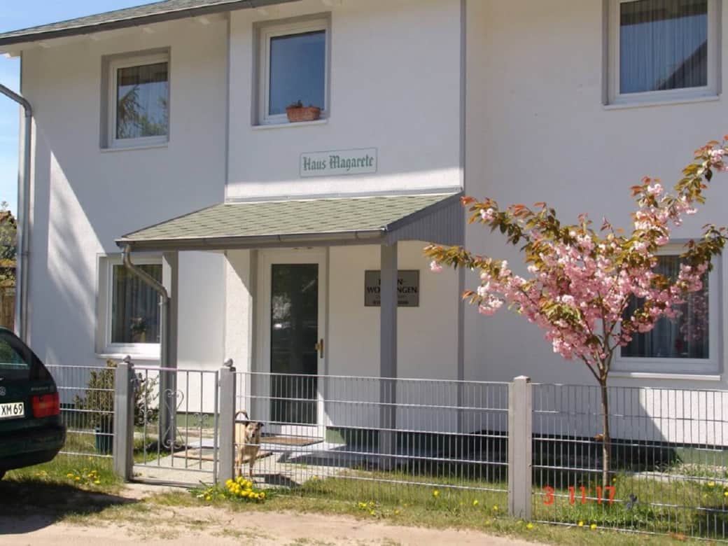 Das Haus Magarete befindet sich am Anfang einer Spielstraße in einer beschaulichen Wohngegend. Unten rechts liegt die Wohnung Oie. Es gibt 3 weitere Wohnungen in dem Haus.