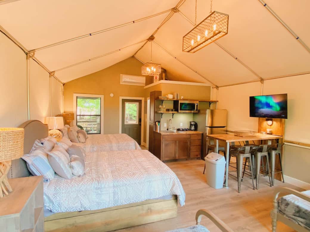 Two comfortable queen beds to relax in! Two comfortable queen beds to relax in!
