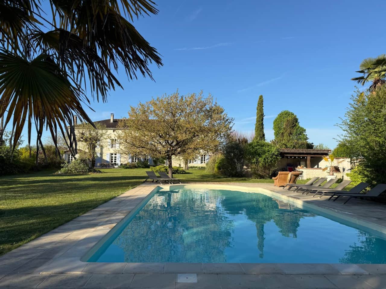 Ansicht der Fassade des Hauses, des Swimmingpools und des Poolhauses