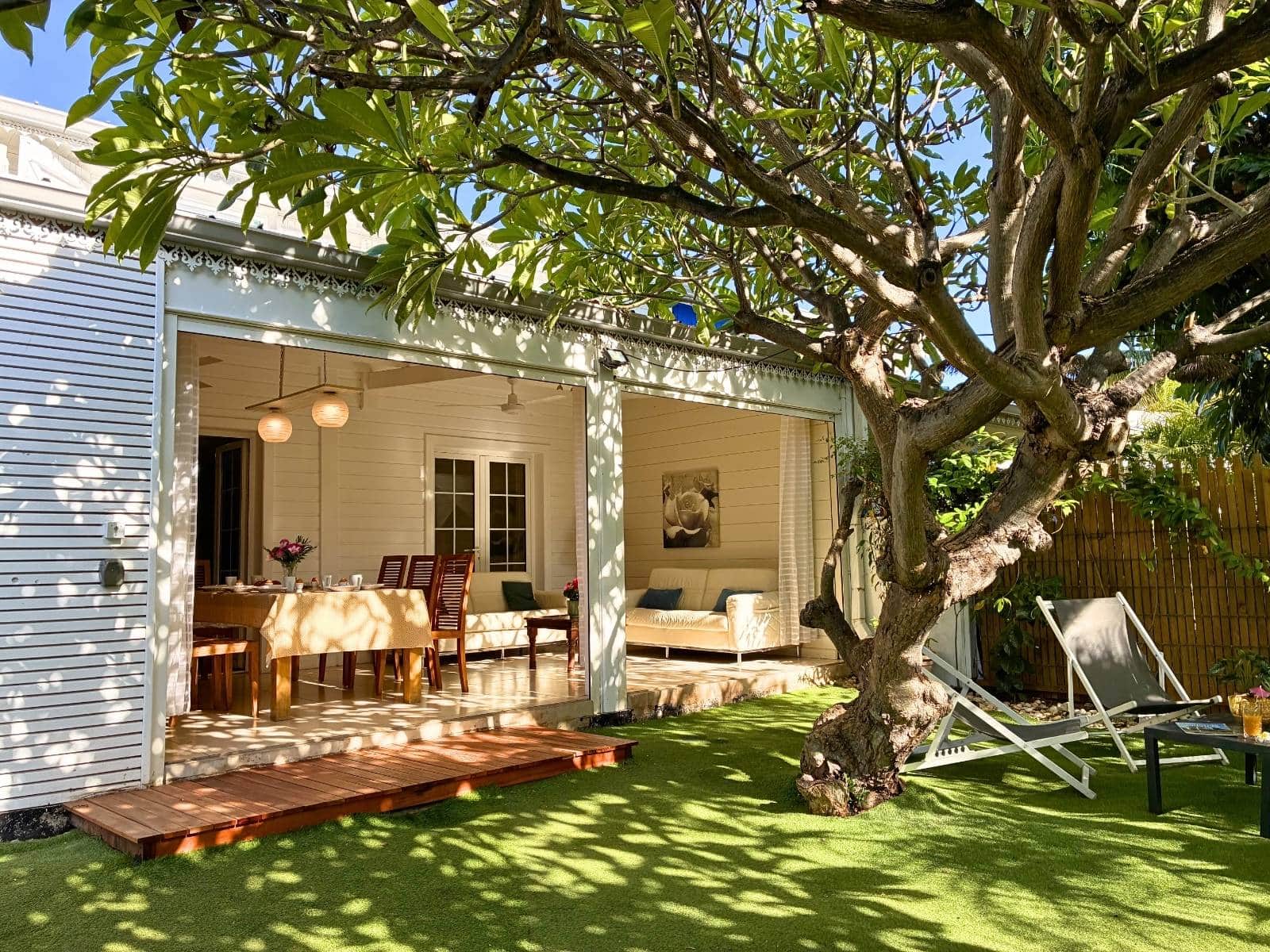 Terrasse ouverte et jardin tropical de la villa bord de mer Le Frangipanier à Saint Gilles les Bains-Les Villas Emmanuel