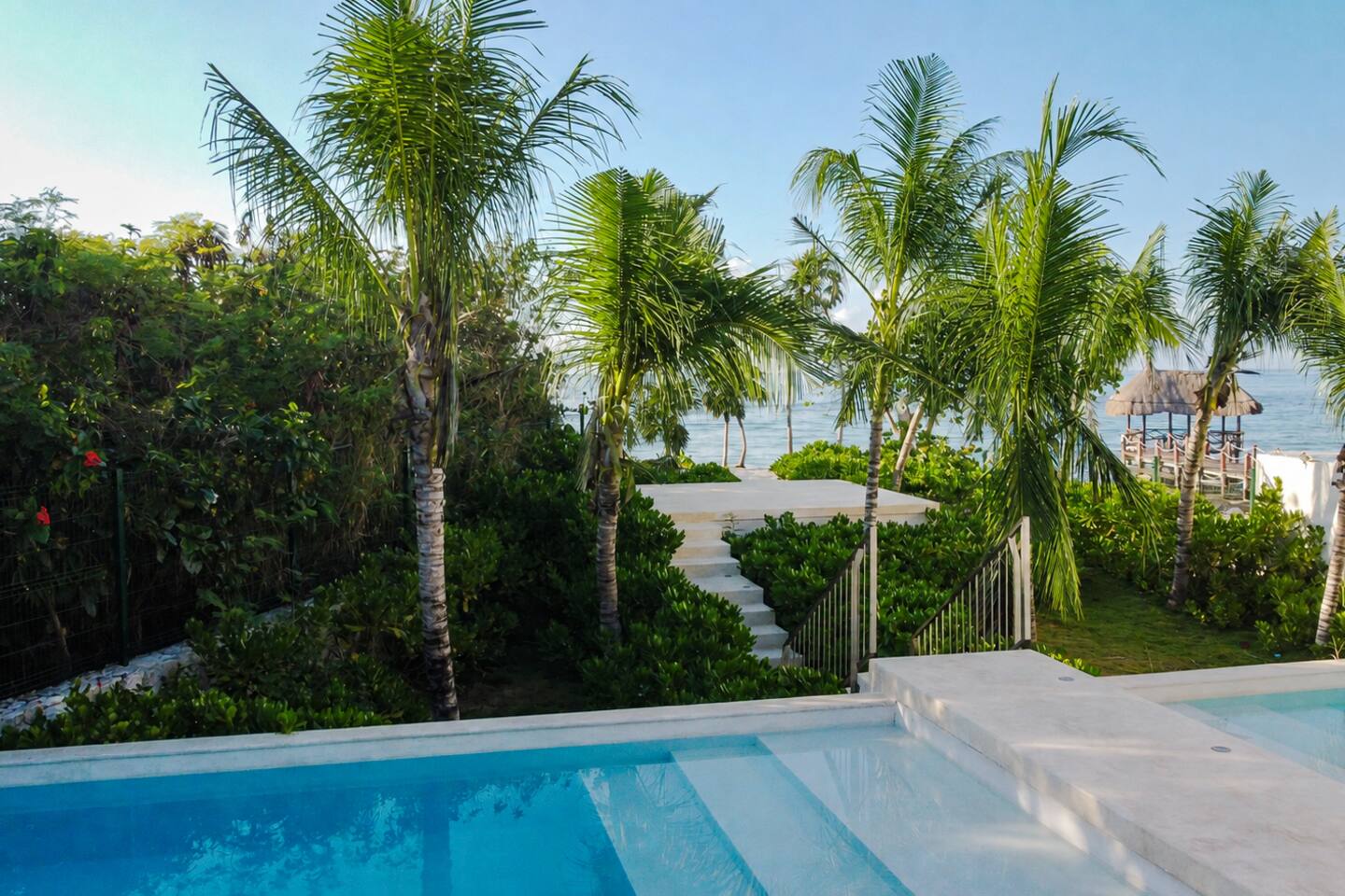 Hermoso club de playa con dos piscinas e impresionantes vistas al mar, el lugar perfecto para relajarse, desconectar y disfrutar del paisaje tropical.