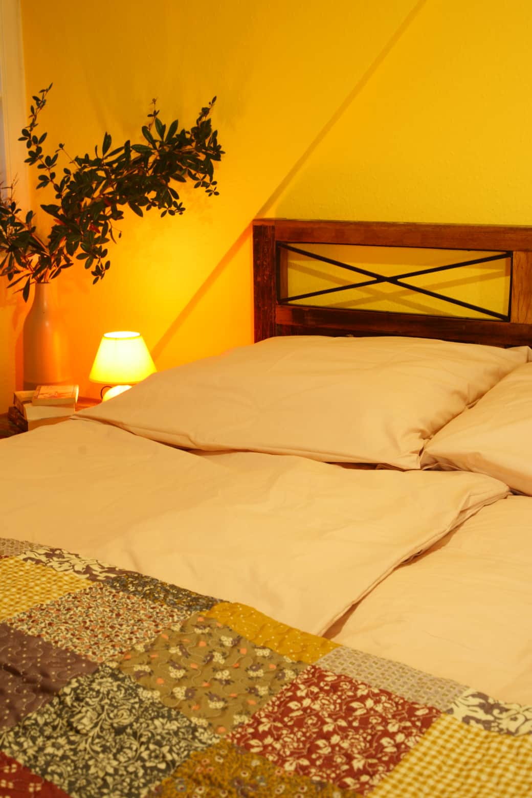 Schlafzimmer der Dachgeschoss-Ferienwohnung in der Villa Überlingen für bis zu sechs Gäste. Schlafzimmer der Dachgeschoss-Ferienwohnung in der Villa Überlingen für bis zu sechs Gäste.