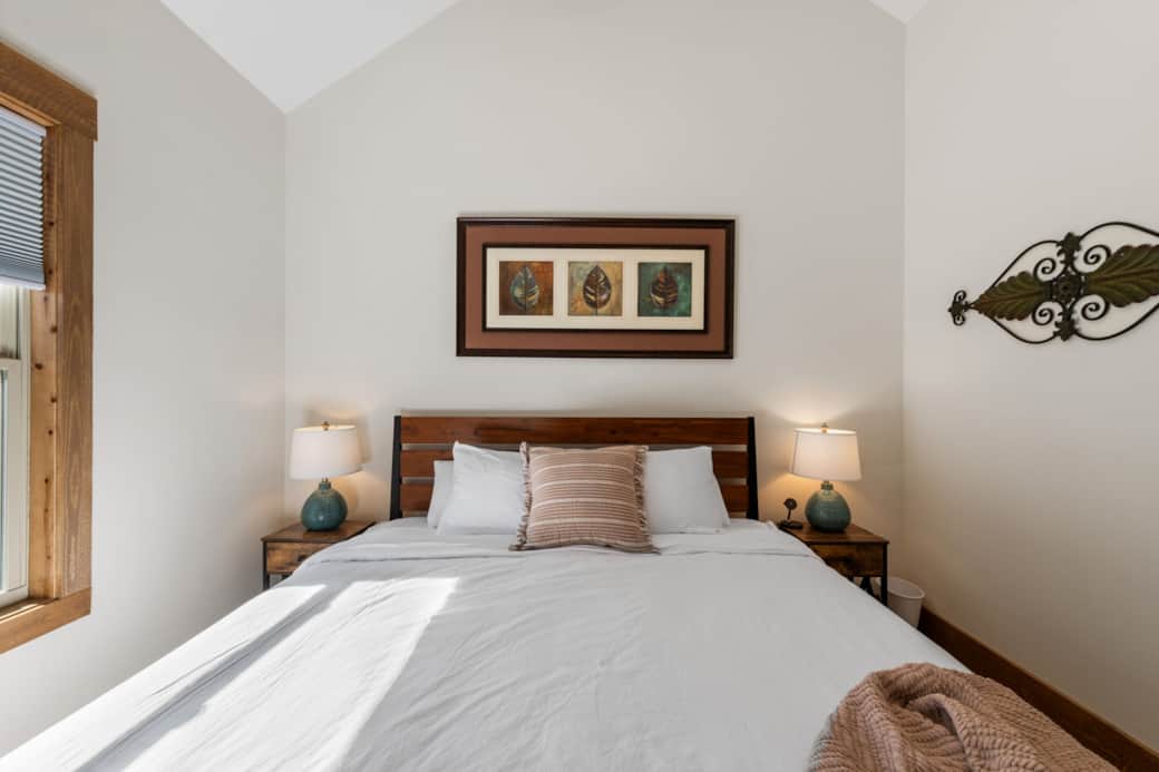 Guest Room 2: King Bed Guest Room 2: King Bed