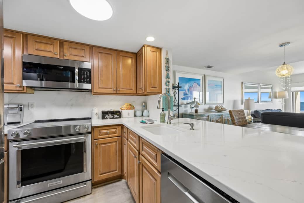 C121 Surf & Racquet - Full Kitchen 1 C121 Surf & Racquet - Full Kitchen 1