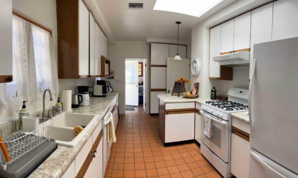 Kitchen with many amenities