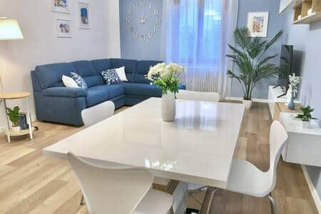 soggiorno panoramico con tavolo da pranzo/lavoro estensibile