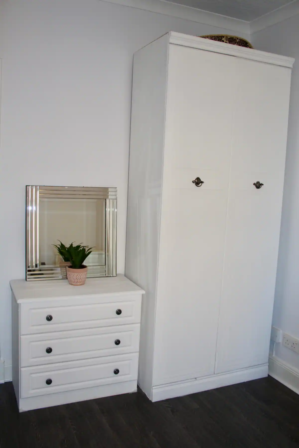 Amazing 2-Bed Home w Private Garden Free Parking (5)