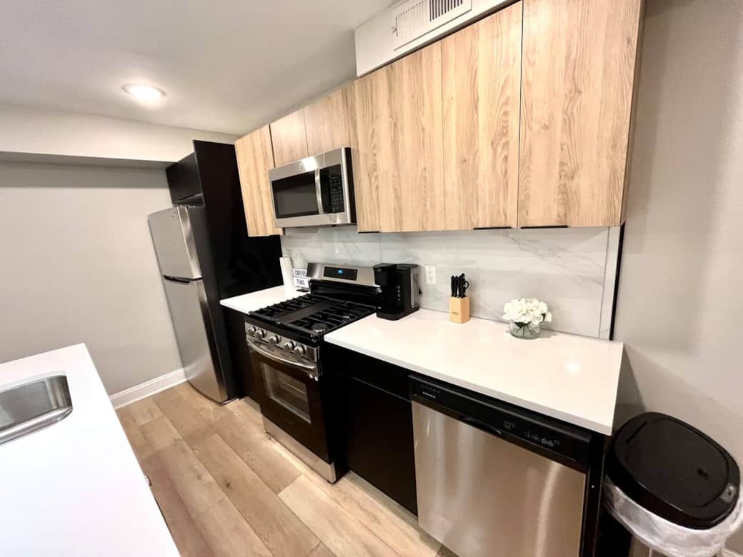 All brand new beautiful big kitchen , breakfast bar, fully loaded with all the amenities.