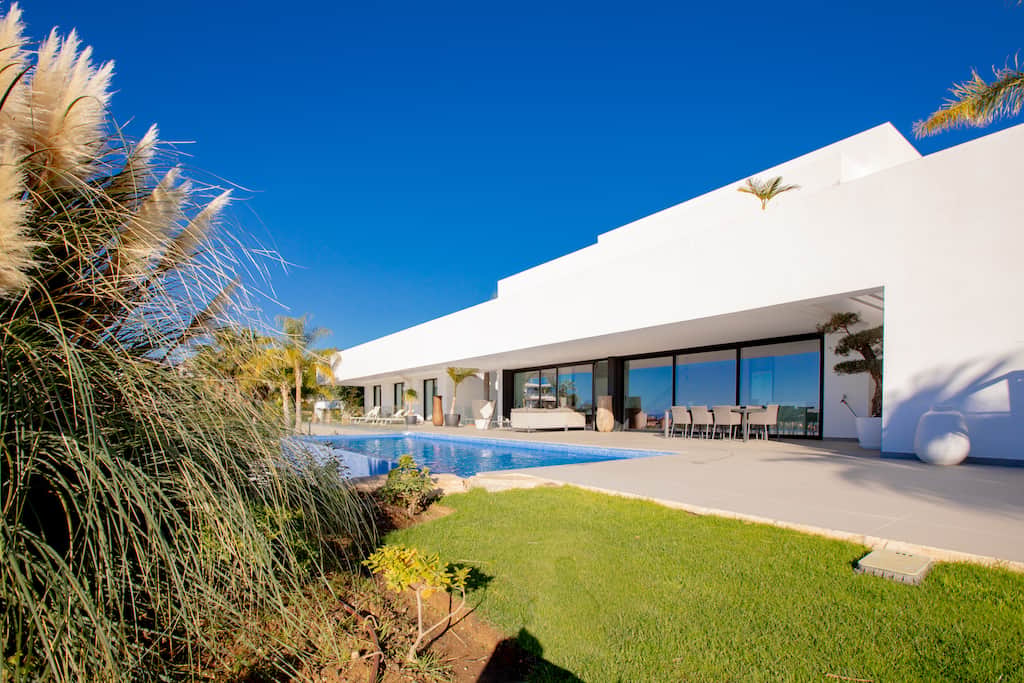 Modern villa with 5 bedrooms.