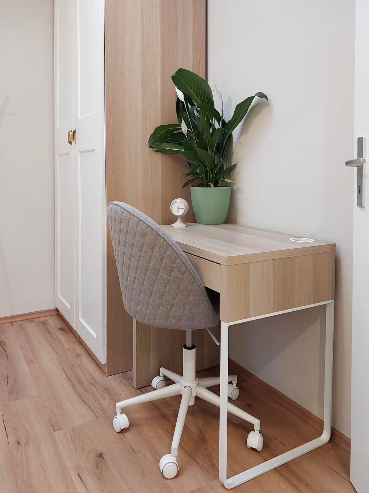 Nuernberg neuselsbrunn messe nexpo hub bedroom desk wardrobe workspace 04